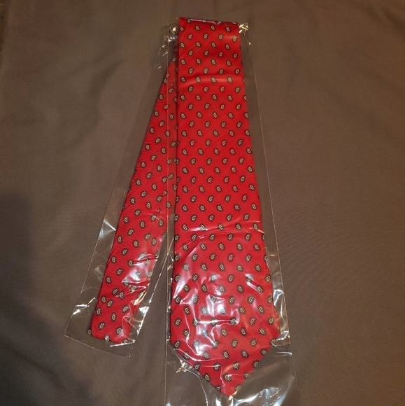 RED tie with blue pattern NEW - Picture 2 of 4